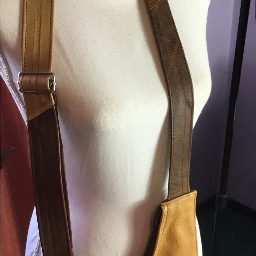 Classic Tan Leather Shoulder Bag - Timeless Women's Handbag - Picture 7 of 14